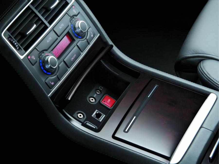 Детали интерьера Audi A8 L W12 Security (D3) 2008 года  (фото 11 из 14)